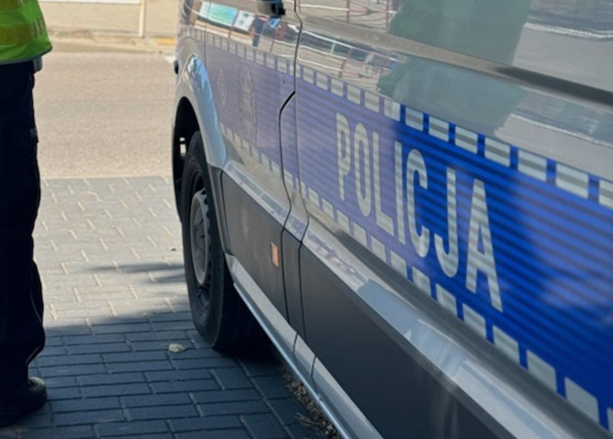 Chwile grozy w Augustowie. Dwulatek wbiegł wprost pod auto