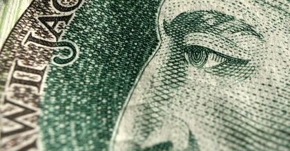Złoty nadal traci. Osłabia go polityka i nastroje na świecie