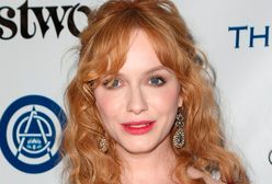 "Mad Men": Christina Hendricks epatuje biustem w obcisłej sukience