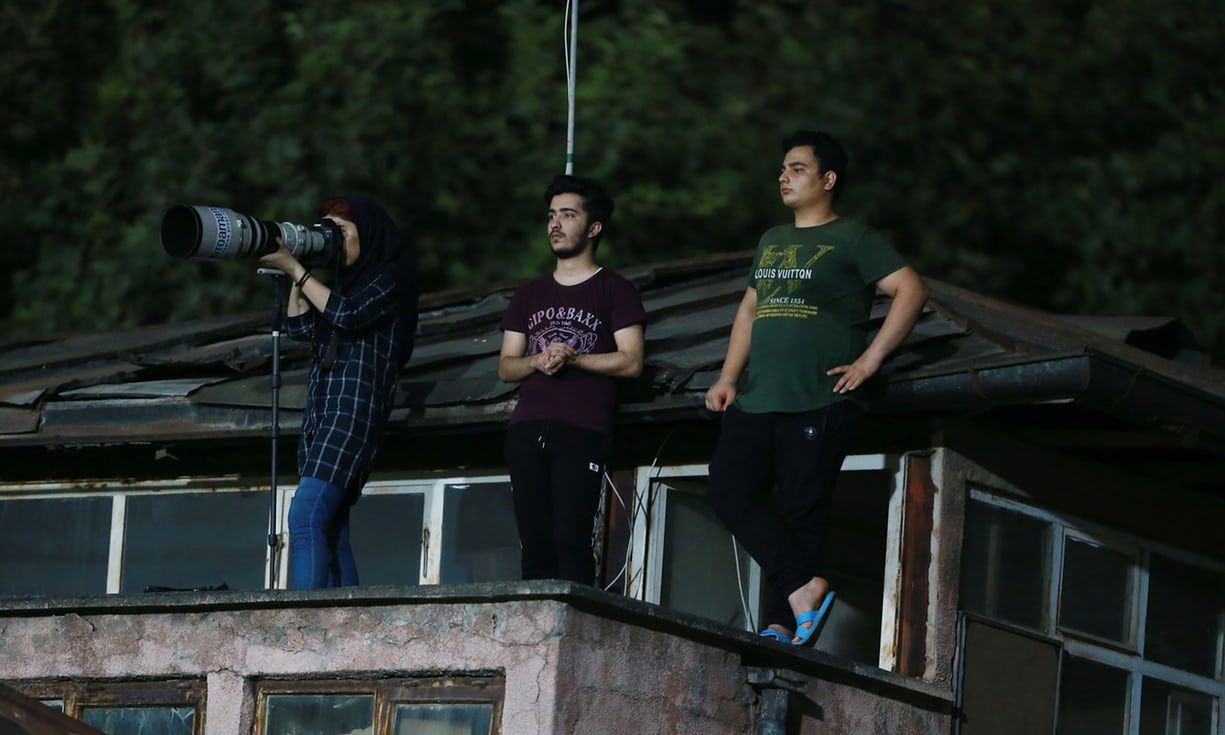 Irańskiej fotografce zabroniono robić zdjęcia na meczu. Zrobiła zdjęcia z dachu 3