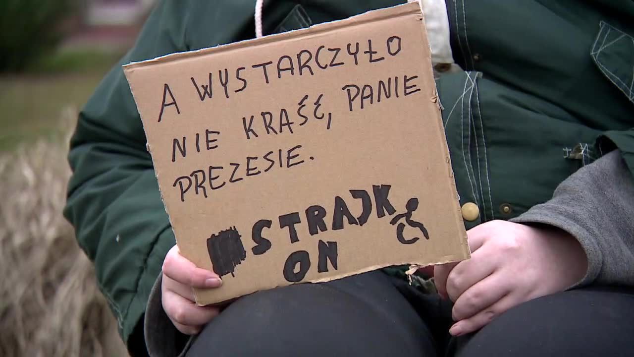 Dwuosobowy protest przed siedzibą PiS w Szczecinie. Pan Dariusz i jego matka żądają zrównania renty socjalnej z minimalnym wynagrodzeniem