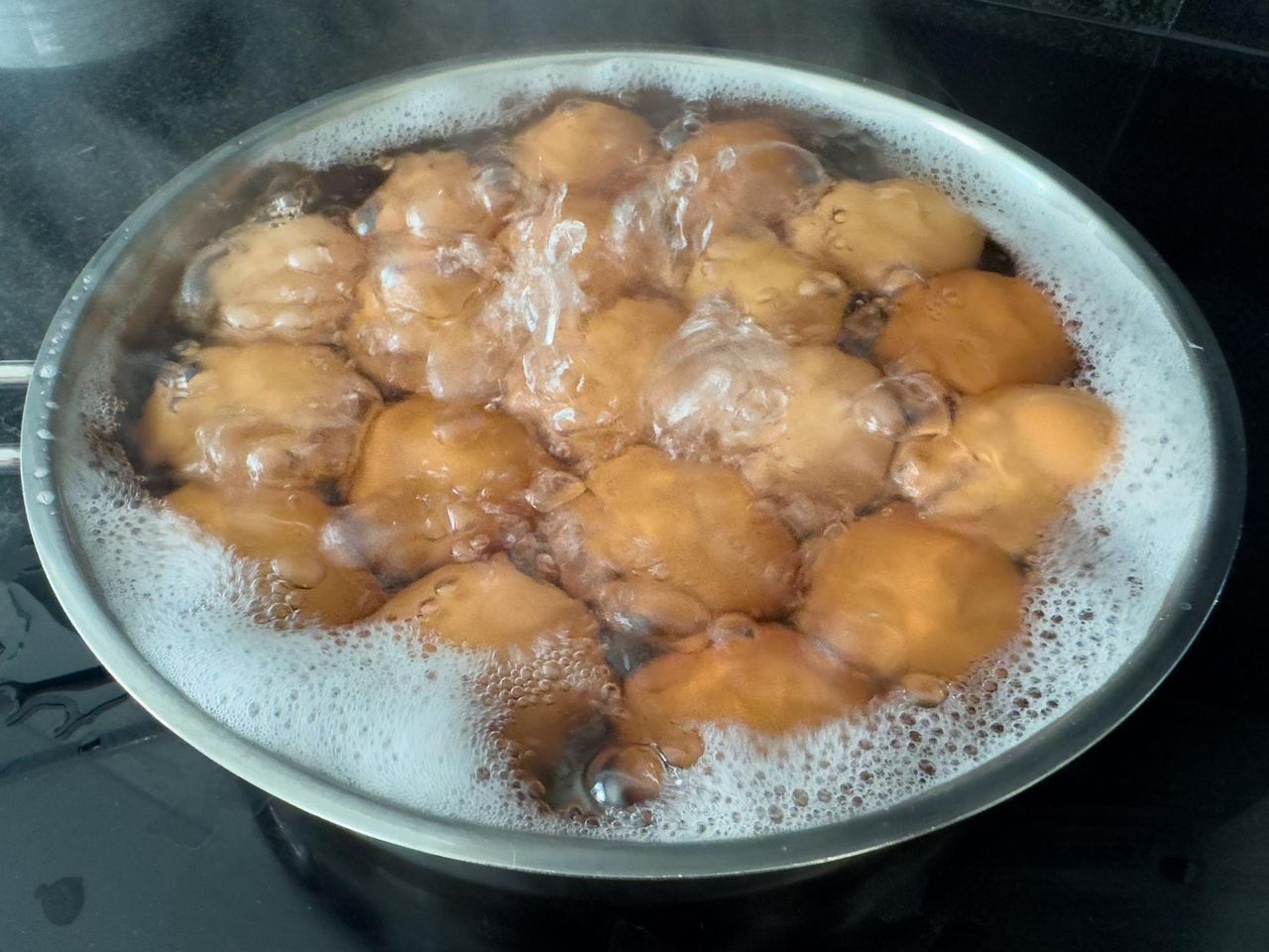 Szybko sprawdzisz, czy jajko jest świeże. Prosty test może uchronić przed zatruciem