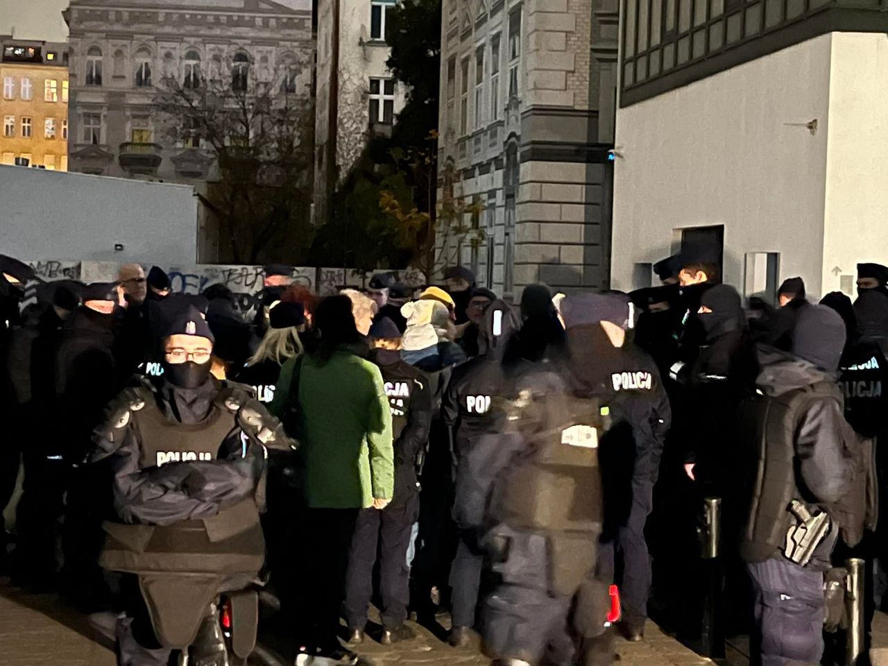 Policja przetrzymuje grupę osób na ulicy