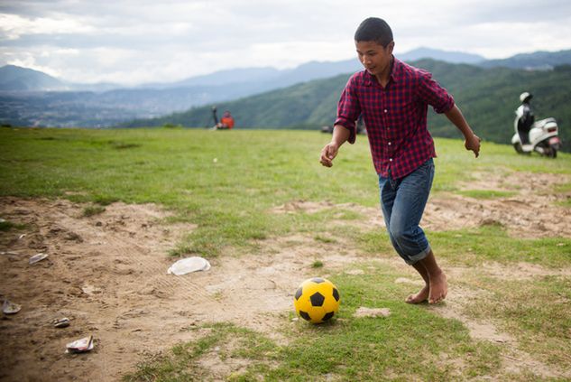 Gra w piłkę nożną w Nepalu (fot. Rojan Shrestha/NurPhoto via Getty Images)