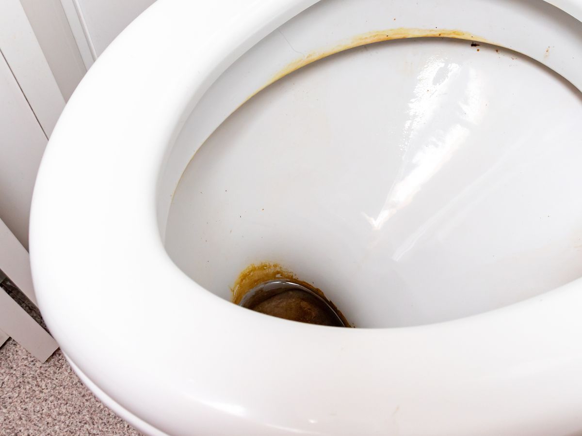 Czyszczenie toalety proszkiem do prania może przynieść zaskakujący efekt