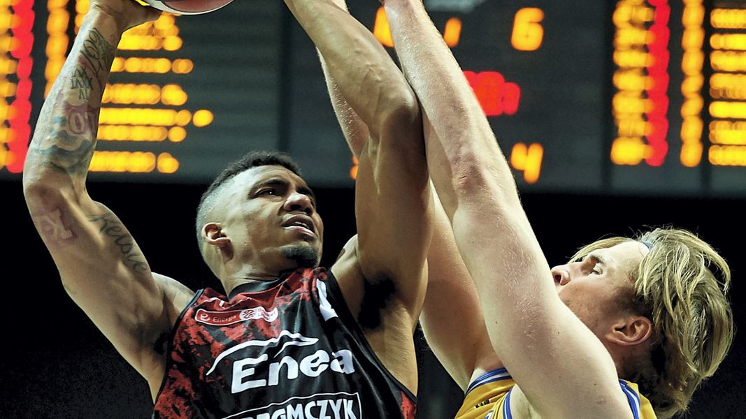 PAP / Adam Warżawa / Na zdjęciu: Corey Sanders i Mikołaj Witliński