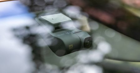 Lepiej go mieć, ale czy warto? Wideorejestrator DDPAI Z50 - test