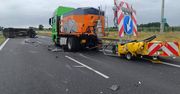 Poważny wypadek na trasie S7. Busem wjechał w drogowców