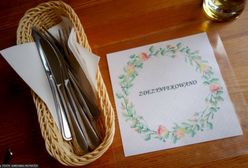 "Pracowali" przy jedzeniu. Akcja sanepidu