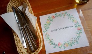 "Pracowali" przy jedzeniu. Akcja sanepidu