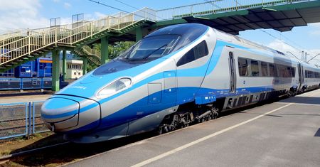 Rekordowy rok dla PKP Intercity. Polacy chętniej wybierają kolej