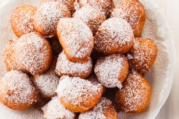 Mieszam budyń, mąkę i jajka. W mig mam górę puszystych i mięciutkich pączusiów