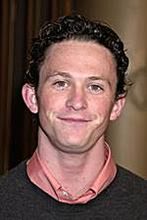 Jonathan Tucker zagubiony wśród ruin