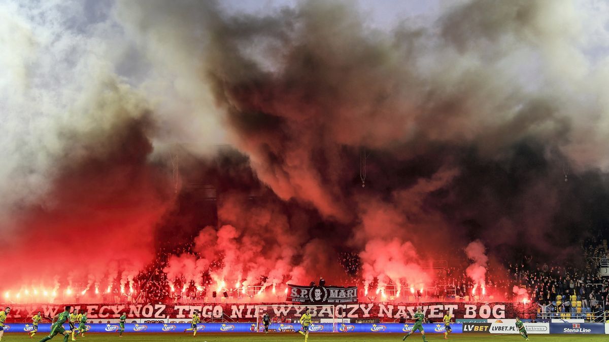 Zdjęcie okładkowe artykułu: PAP / Adam Warżawa / Transparent i racowisko kibiców Arki Gdynia podczas meczu ze Śląskiem Wrocław