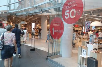 Letnie wyprzedaże na finiszu. Jak skorzystać, a nie dać się ponieść fali nieprzemyślanych wydatków?