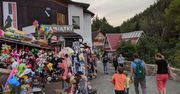 Karpacz. Pluszowy jednorożec za 105 zł i otwieracze-flaszki. "Gdzie się podziały prawdziwe pamiątki?" [FELIETON]