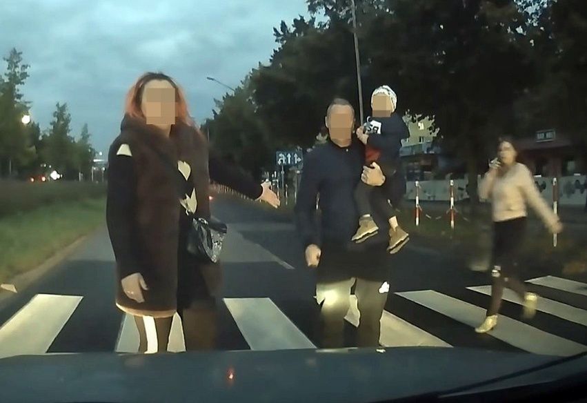 Kierowca nagrał awanturę z rodziną na przejściu dla pieszych 
