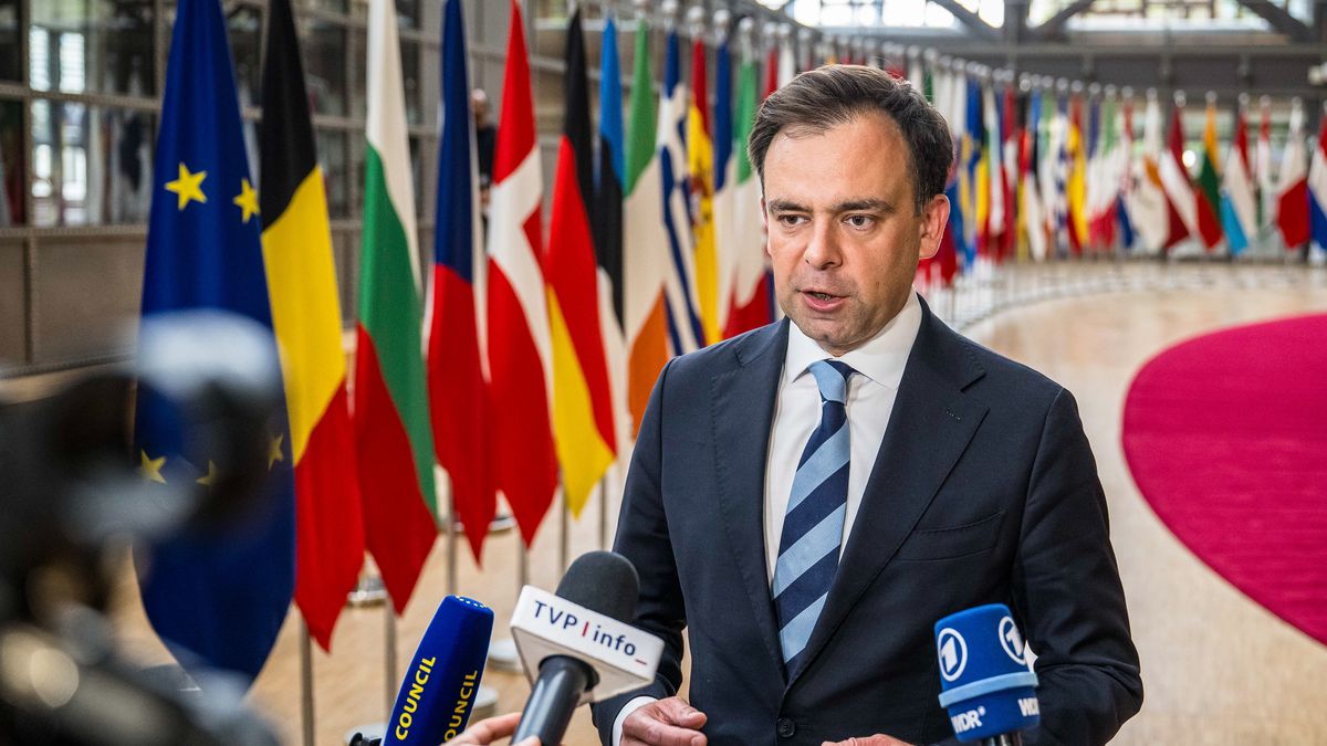 Bruksela, Belgia, 04.05.2026. Minister finansów RP Andrzej Domański podczas wypowiedzi dla mediów przed posiedzeniem eurogrupy w tzw. formacie inkluzywnym (rozszerzonym o kraje spoza strefy euro), 4 bm. w Brukseli. (aldg) PAP/Wiktor Dąbkowski
