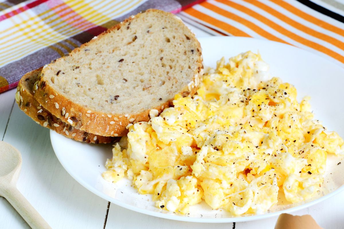 Dodaj do jajek i delikatnie wymieszaj. Jajecznica będzie wyjątkowo kremowa