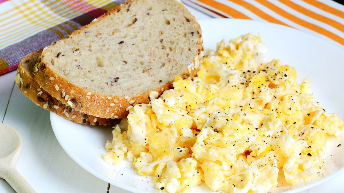 Jajecznica z serkiem wiejskim to doskonałe śniadanie