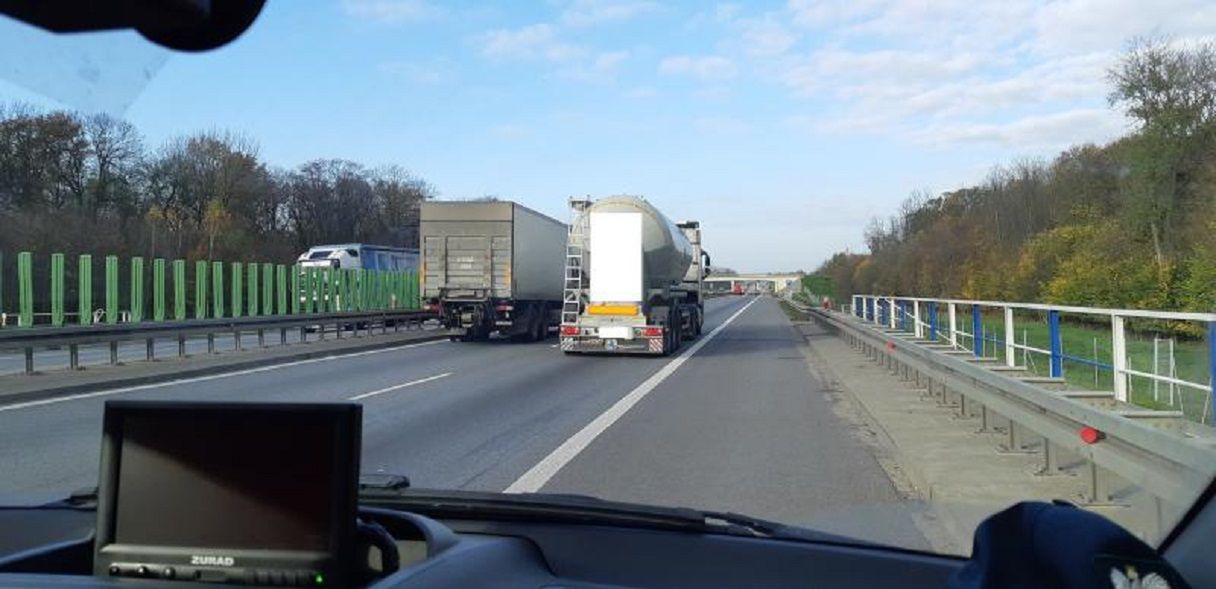 Wyprzedzające się ciężarówki to częsty widok na polskich autostradach.