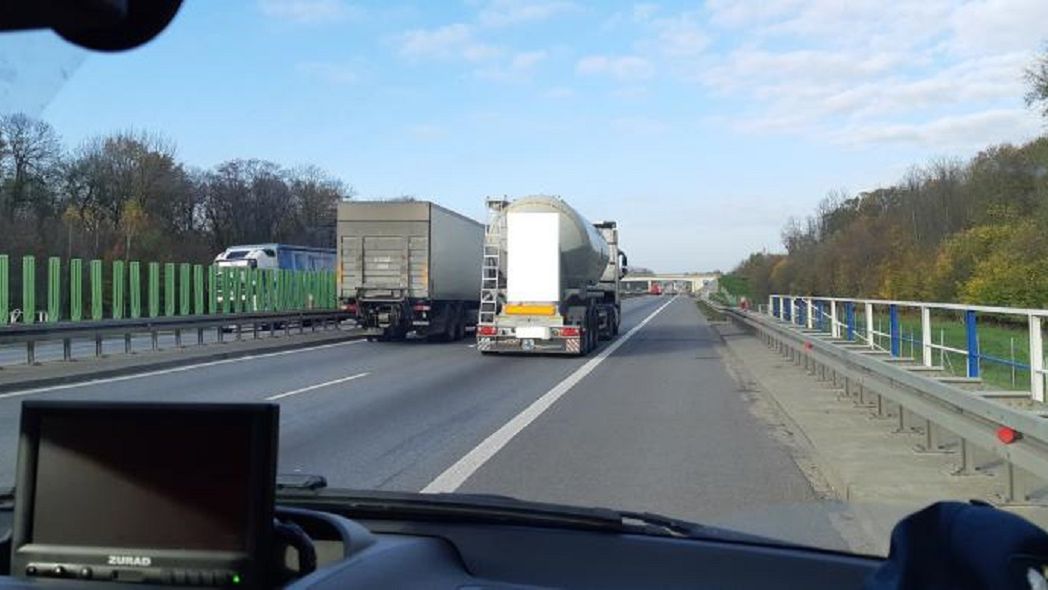 Wyprzedzające się ciężarówki to częsty widok na polskich autostradach.