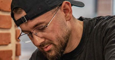 Zaczynał od strzyżenia... na stacji benzynowej. Po latach otworzył pierwszy barbershop w Chełmży