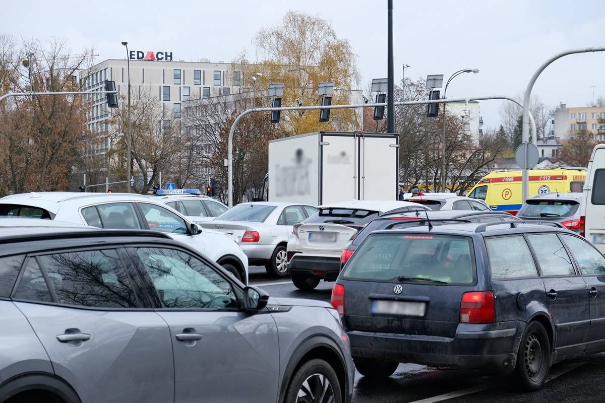 Zderzenie pojazdu dostawczego z osobówką na al. Solidarności