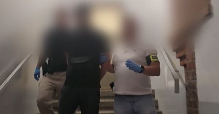 Zasnęła w taksówce. Obudziła się z kierowcą na tylnym siedzeniu