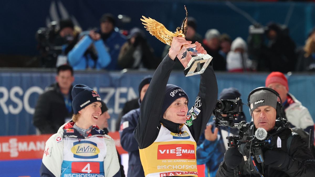Bischofshofen, Austria, 06.01.2026. Słoweniec Domen Prevc (C) został zwycięzcą 74. Turnieju Czterech Skoczni w Bischofshofen, 6 bm. (mk) PAP/Grzegorz Momot