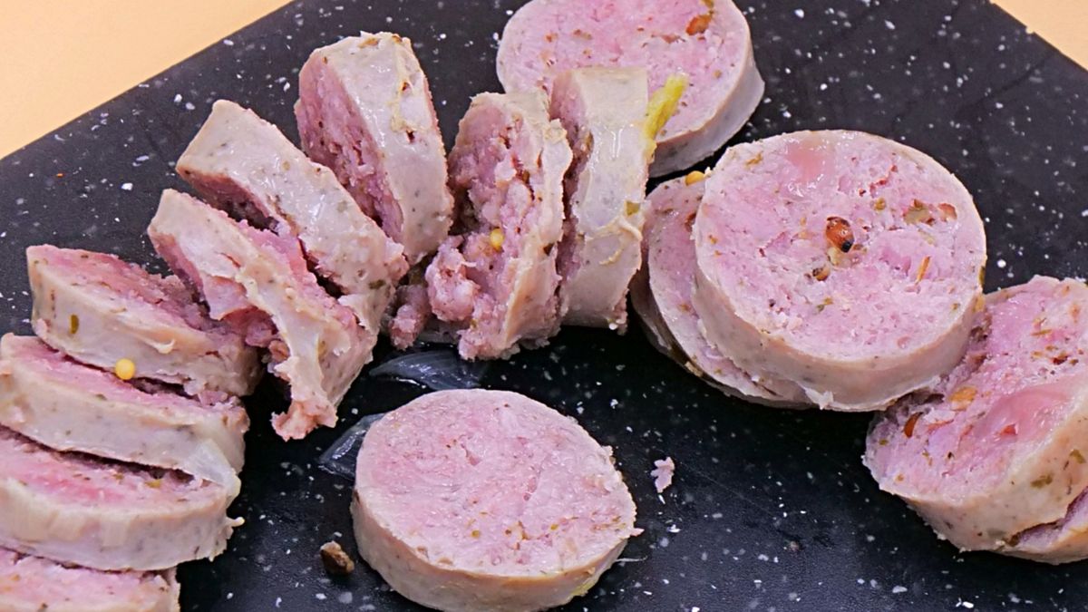 Biała kiełbasa jest ważnym elementem polskiej kuchni.