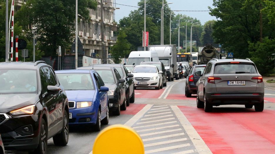 Zepsute rogatki kolejowe na ulicy Zwycięskiej we Wrocławiu. Potężne korki