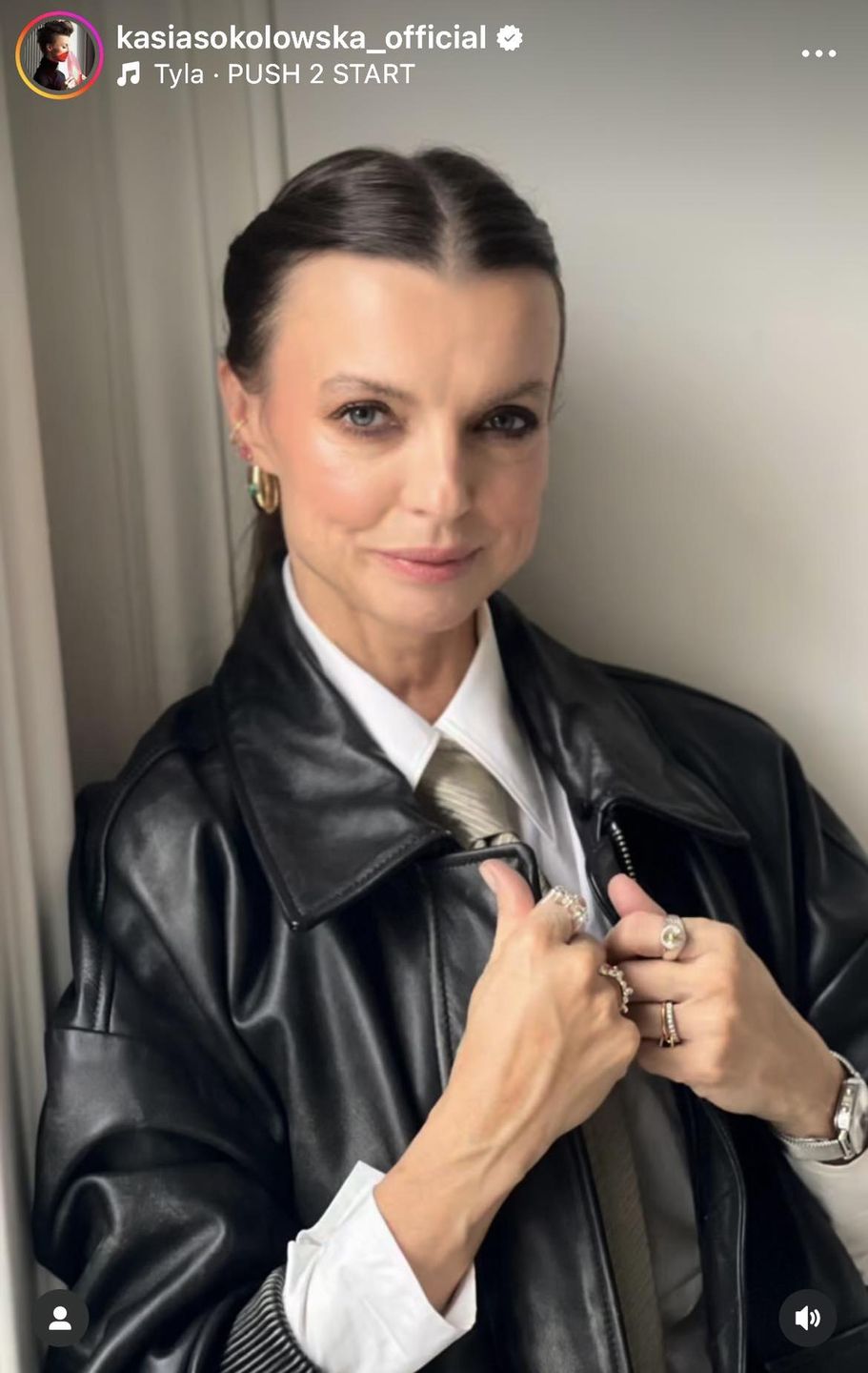 Katarzyna Sokołowska w modnej kurtce skórzanej 