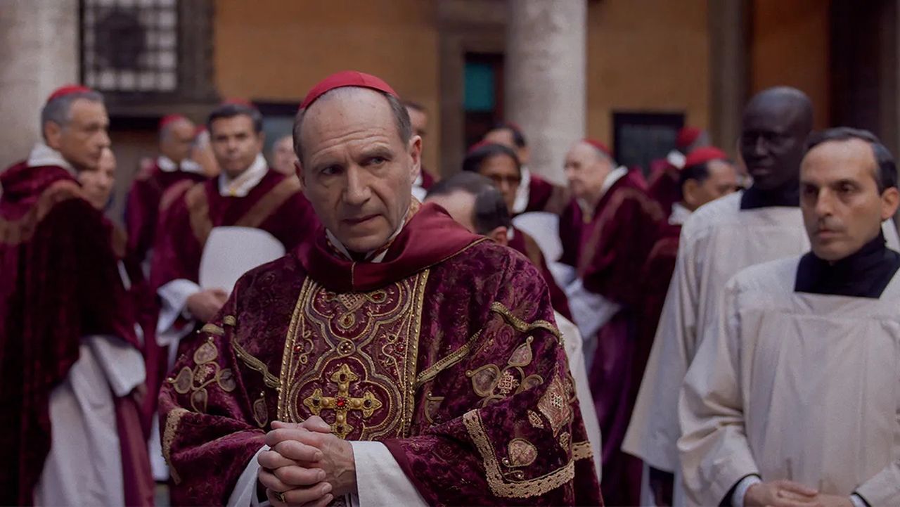 Ralph Fiennes jako kardynał Lawrence