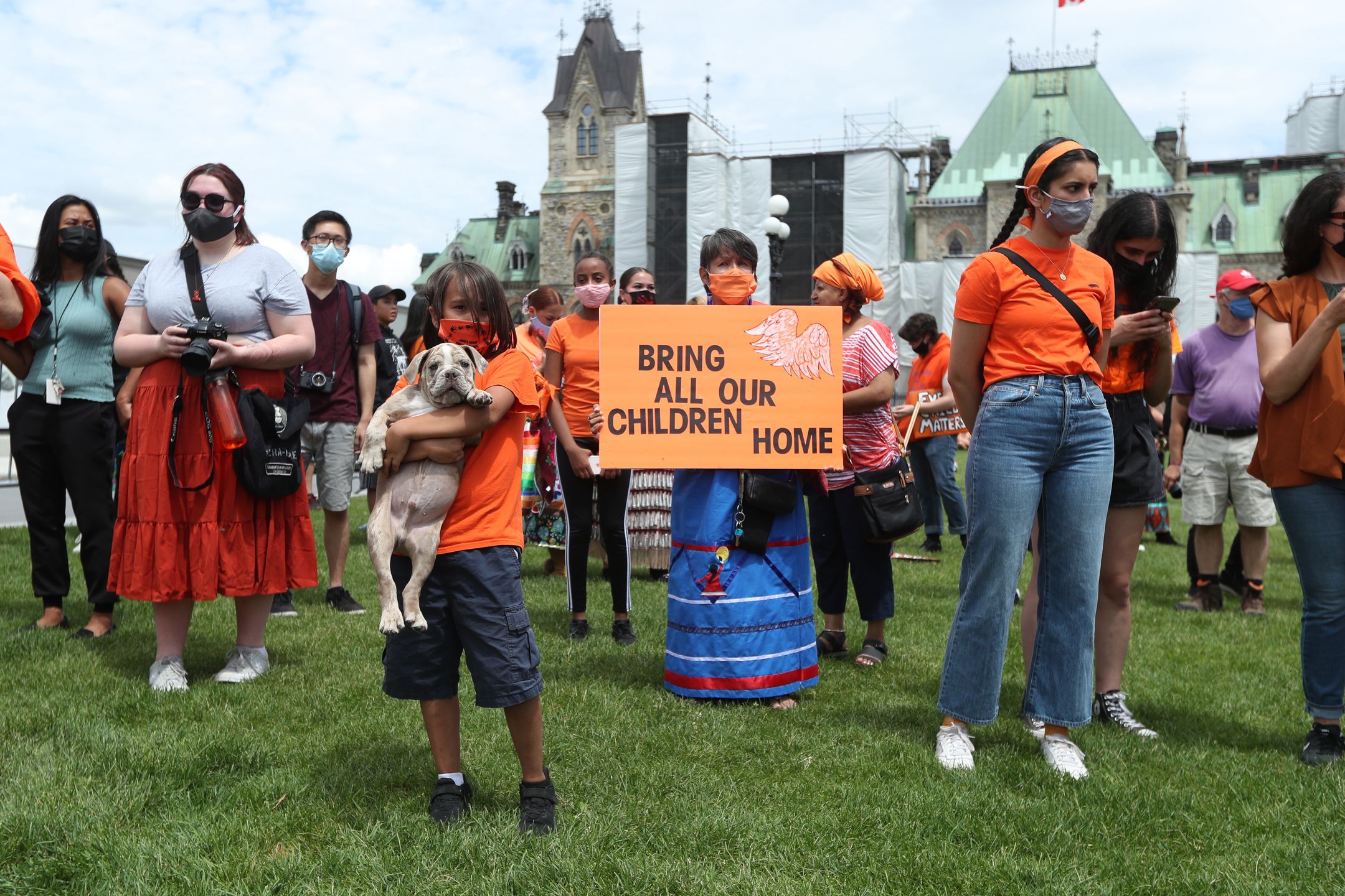 Ottawa: po odkryciu masowych grobów dzieci, w Kanadzie zamiast zwyczajowych obchodów święta państwowego, odbyły się demonstracje solidarności z ofiarami