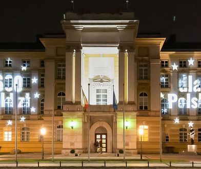 Wyświetlili napisy na Kancelarii Premiera. "600 mld zł"