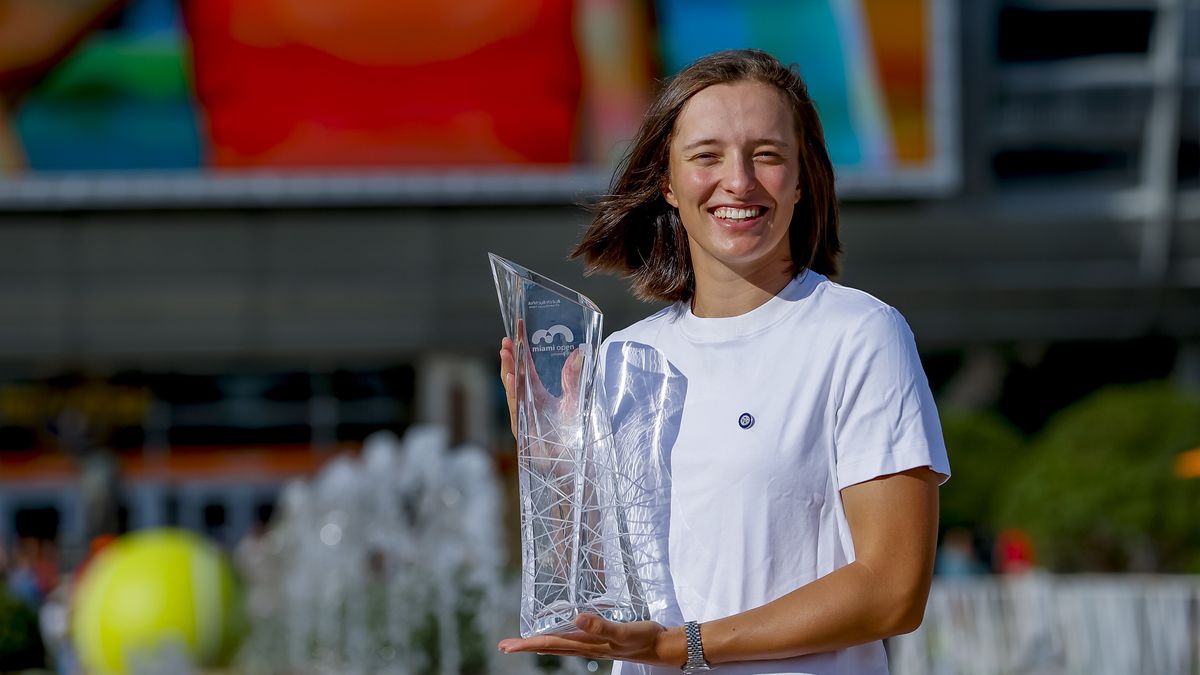 Iga Swiatek of Poland poses with the Butch Buchholz Trophy after defeating Naomi Osaka of Japan in the women's singles final match of the Miami Open tennis tournament at Hard Rock Stadium in Miami Gardens, Florida, USA, 02 April 2022. EPA/ERIK S. LESSER Dostawca: PAP/EPA.
