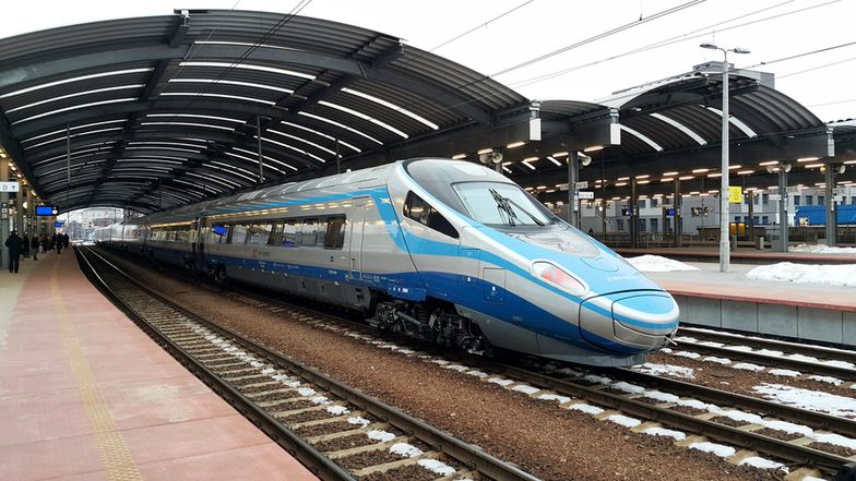 PKP Intercity posiada 20 składów EZT typu Pendolino, 20 składów typu Dart i 20 składów typu Flirt.
