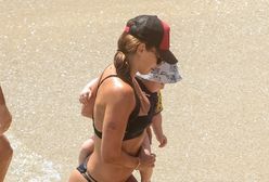Lewandowska biega z córką po plaży. Wygląda świetnie w bikini