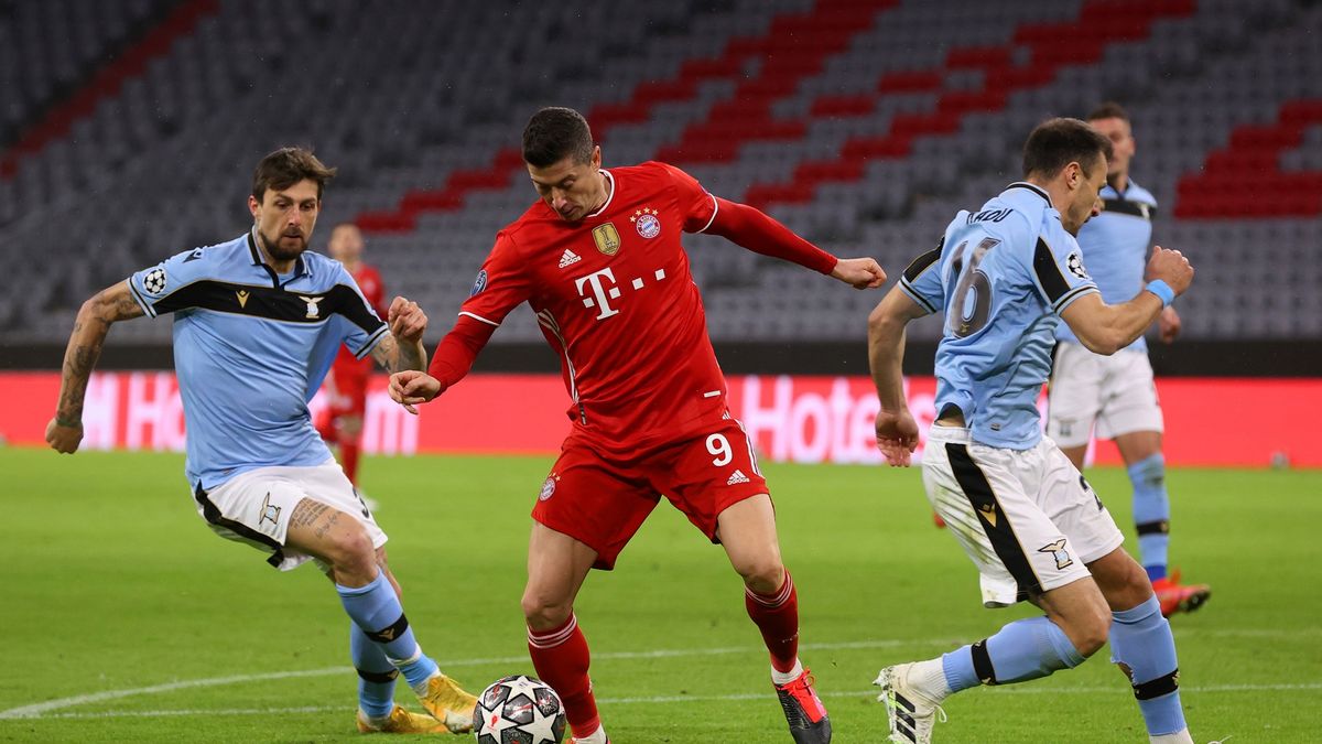 Getty Images / Alexander Hassenstein / Na zdjęciu: Robert Lewandowski (przy piłce)