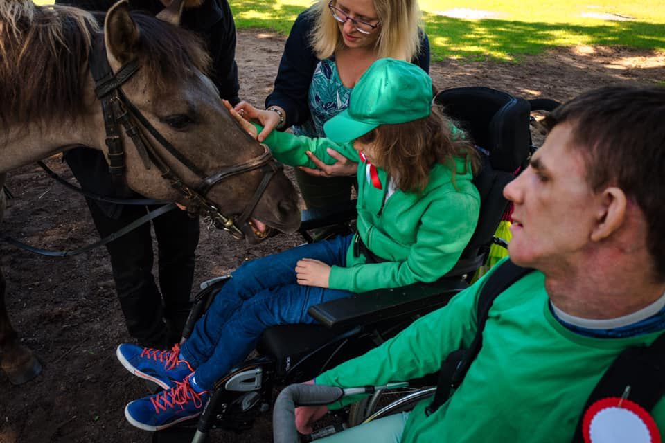 Kontakt z końmi daje dzieciom radość, stymuluje zmysły