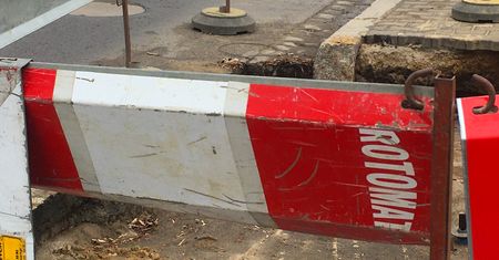 Warszawa. Dziura w Wisłostradzie. Jeden pas ruchu nieczynny