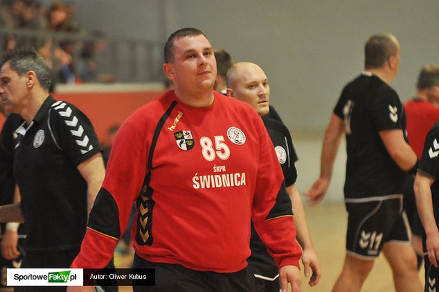 Wychowanek Piasta Lwówek Śląski od wielu sezonów gra w klubach I ligi. Poprzedni spędził w Świdnicy, w tym strzeże dostępu do bramki Olimpu Grodków