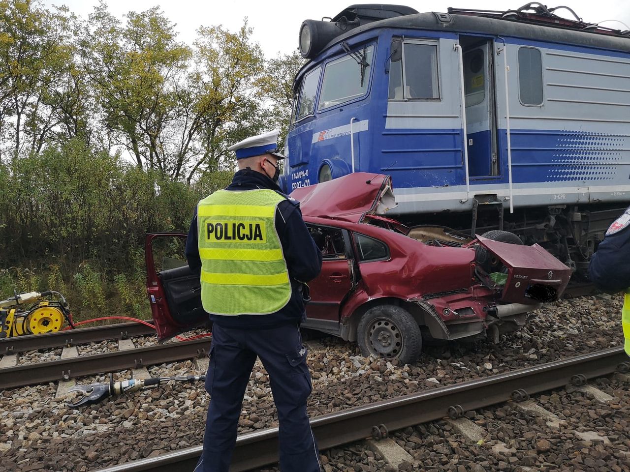 Łódzkie. Pociąg zmiażdżył auto. Dwie osoby nie żyją