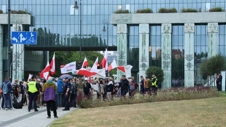 Posiedzenie SN w sprawie rozstrzygni?cia protest�w wyborczych
Fot. Pawel Wodzynski/East News, 27.06.2025. Jawne posiedzenie Sadu Najwyzszego w sprawie rozstrzygniecia protestow wyborczych dot. drugiej tury wyborow prezydenckich. N/z pikiety przed budynkiem sadu.
Pawel Wodzynski