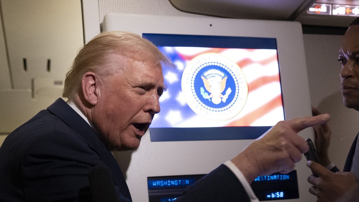 Donald Trump atakował dziennikarkę w samolocie.