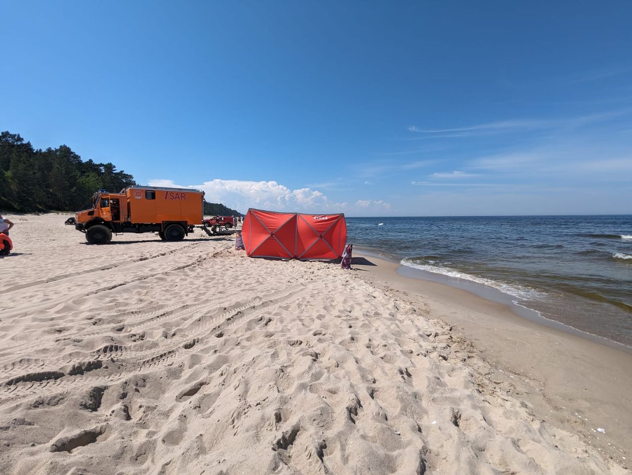 54-latek zniknął pod wodą. Tragiczny finał kąpieli w Bałtyku
