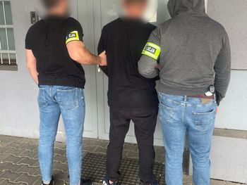 Kraków: Dźgał mężczyznę nożem w mieszkaniu, a potem wyniósł na chodnik. Odpowie za usiłowanie zabójstwa