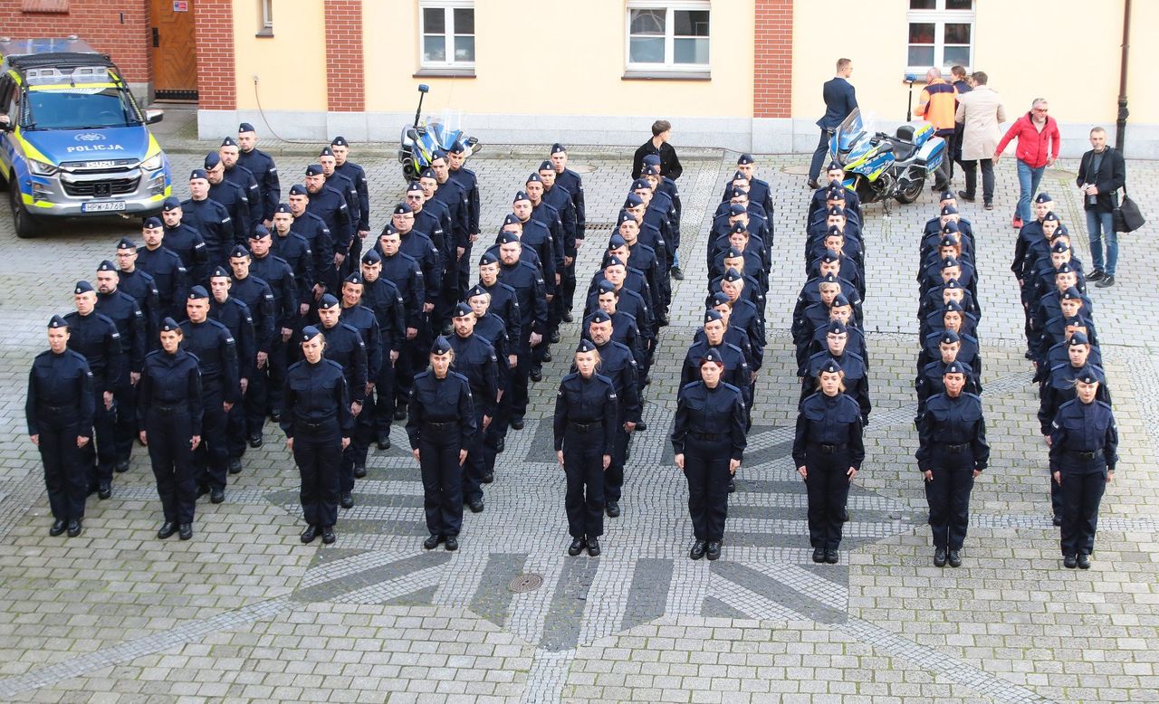 Szczecin: 89 nowych policjantów złożyło ślubowanie. W tym 43 kobiety