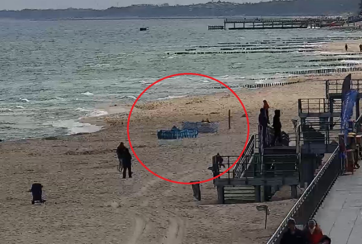 Parawany na plaży w Sarbinowie